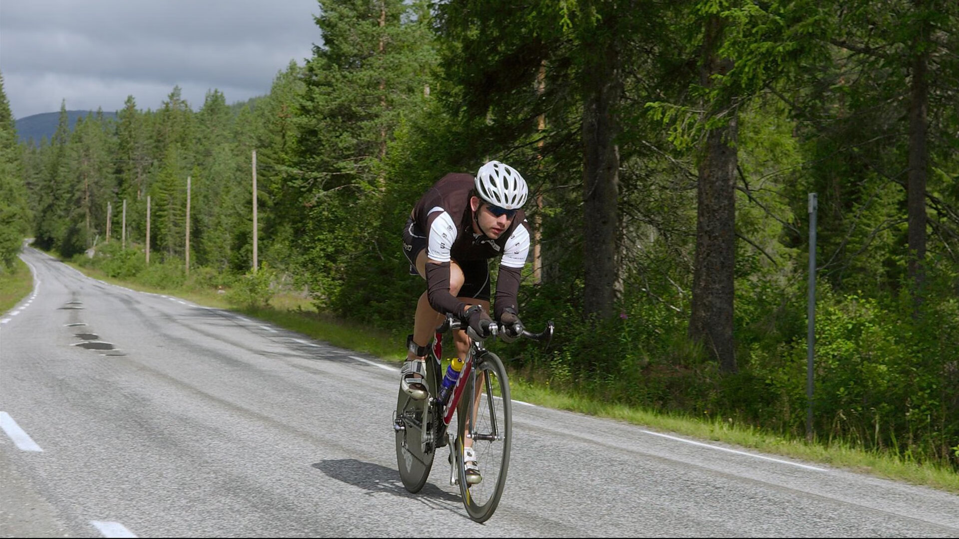 伦纳德点燃赛场，雄鹿轻取福建队背后的篮球哲学